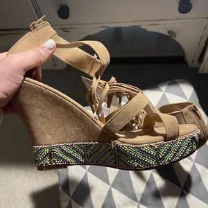 Size 10 MukLuks brand new wedges